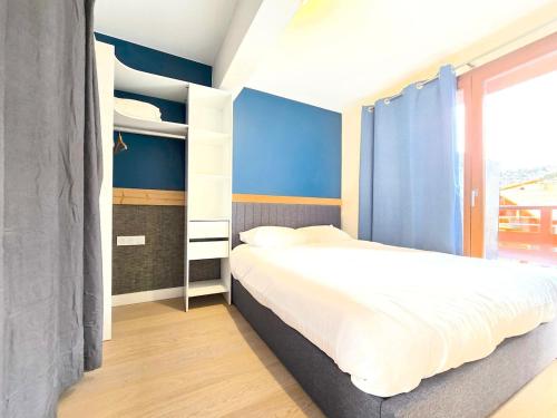 une chambre avec deux lits et une grande fenêtre dans l'établissement New - Spacious - Private garage, à L'Alpe-d'Huez