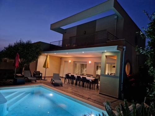 une villa avec piscine devant une maison dans l'établissement Heated pool, indoor spa, 5bedroom, 10pl, near Cap d'Agde, Mediterranean, à Agde