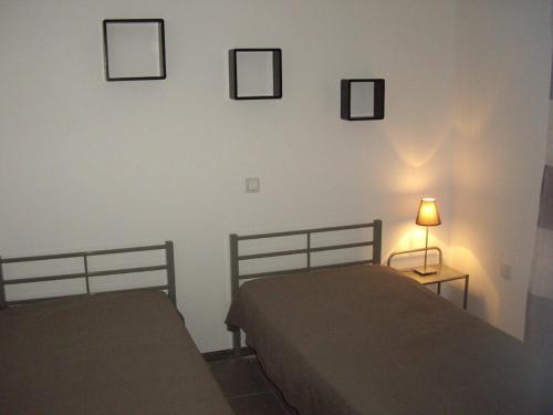 - une chambre avec 2 lits et une lampe sur un mur dans l'établissement Heated pool, indoor spa, 5bedroom, 10pl, near Cap d'Agde, Mediterranean, à Agde