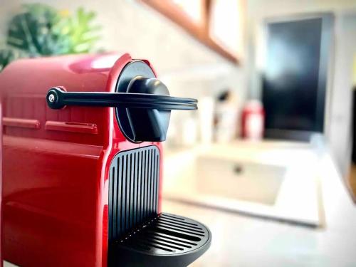 fermeture d'une valise rouge avec poignée dans l'établissement London center for 2 people, à Montargis