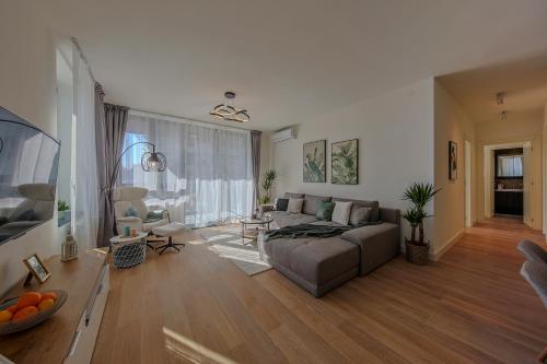 una sala de estar con un sofá y una mesa en Eternal Lux Belgrade Waterfront, en Belgrado