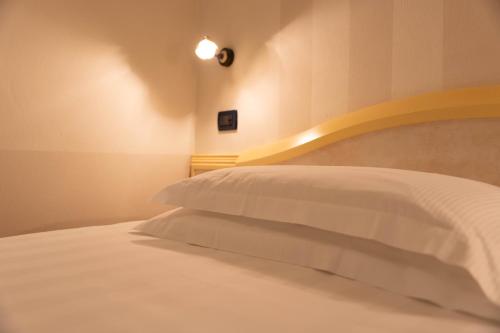 Katil atau katil-katil dalam bilik di Hotel London