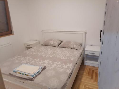 Giường trong phòng chung tại Sneža