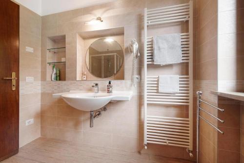 un baño con lavabo y espejo en Achilla 1 appartamenti, en Torri del Benaco