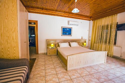 A bed or beds in a room at Villa Aleka