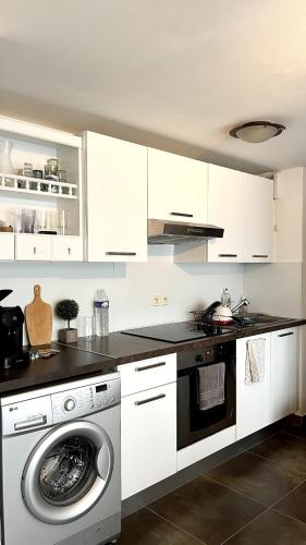 une cuisine blanche avec une machine à laver à l'intérieur dans l'établissement Duplex - Beach 15min walk, à Saint-Raphaël
