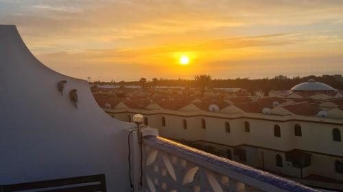 desde el balcón de un edificio con vistas a la puesta de sol en Welooveyou Parrots, en Costa Calma
