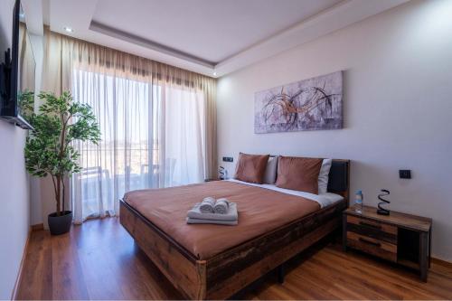 - une chambre dotée d'un grand lit avec deux chaussures dans l'établissement Appartement Sublime avec Piscine, à Minaret de Mansuria