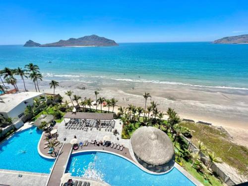 an aerial view of a resort with a pool and the beach at Camino al mar "Departamento en playa" in Mazatlán