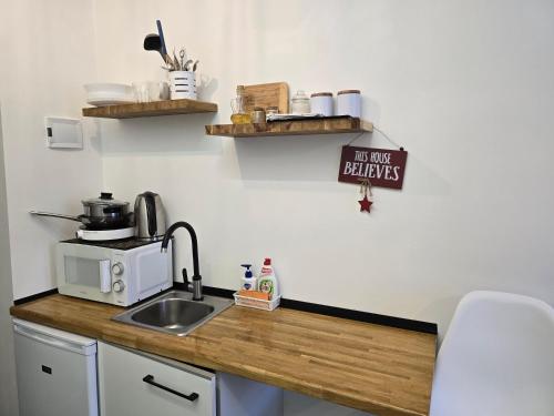 Kuchyň nebo kuchyňský kout v ubytování S10 Urban studio apartment