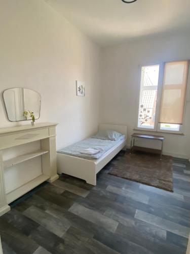 a small room with a bed and a window at Monteurshaus in Münsternähe in Greven
