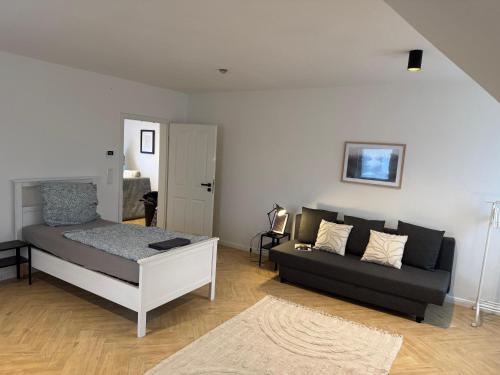 a bedroom with a bed and a couch at Ferienunterkunft Lutherbaum 4 Zimmer 6 Betten in Worms