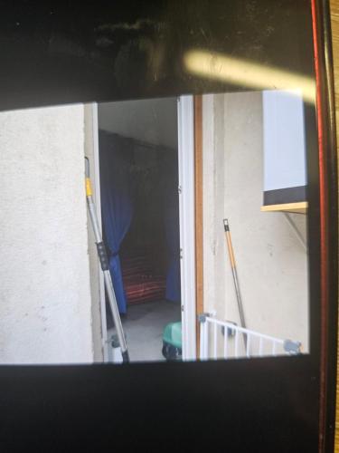 - une vue sur une chambre à travers une fenêtre avec 2 boutons dans l'établissement Kiki, à La Bourboule