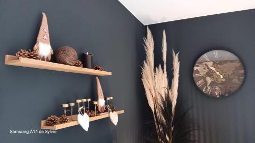 a room with two shelves with candles and a mirror at Sweet Dreams in Visé