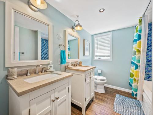 Vannituba majutusasutuses Silverseas Cottage, Pool, 2 Carts, Steps to Beach