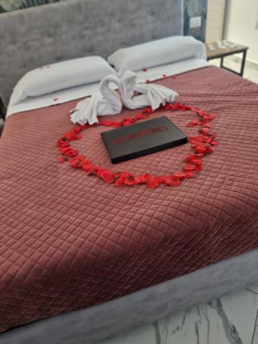 a close up of a bed with a red blanket with a welcomevisorvisorvisor at Eden in Lamezia Terme