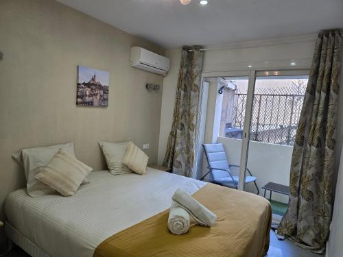une chambre avec un lit avec deux serviettes dessus dans l'établissement Appartement T2 37m2 Prado Stade Velodrome plage, à Marseille