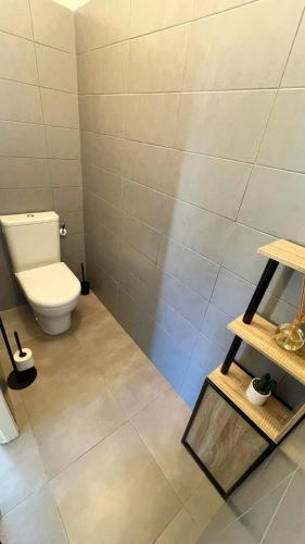 une salle de bain avec des toilettes blanches dans une chambre dans l'établissement LE CABES - 2 Chambres - Climatisation - BBQ -Terrasse - Wifi - Bureau - SudSéjourConciergerie, à Cabestany