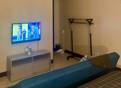 Télévision ou salle de divertissement dans l'établissement studio flat at 101 Newport Boulevard