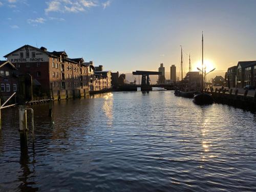 vista su un fiume con il tramonto di Simmerdeis am Hafen a Husum
