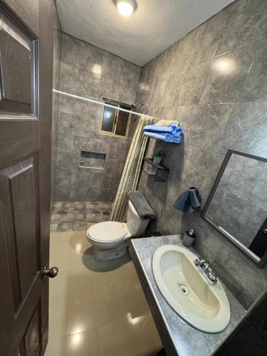 a bathroom with a toilet and a sink at Departamentos Ramos Arizpe Saltillo Facturable in Ramos Arizpe