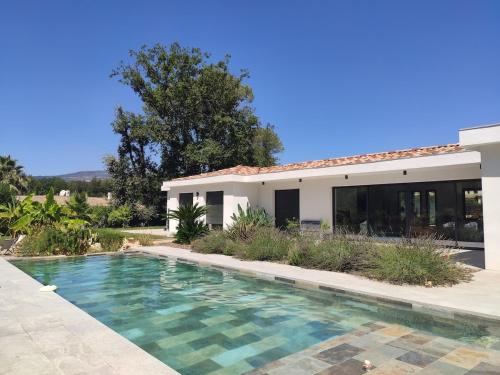 Villa avec piscine au milieu des bois