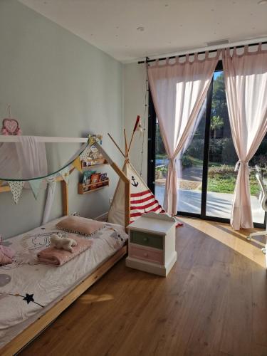 - une chambre pour enfants avec un lit à baldaquin dans l'établissement Villa avec piscine au milieu des bois, à Roquefort-les-Pins