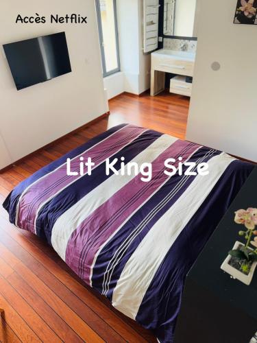 - un lit au sol dans une chambre dans l'établissement Ecrin de bien-être proche Viarhôna et Walibi, à Saint-Victor-de-Morestel