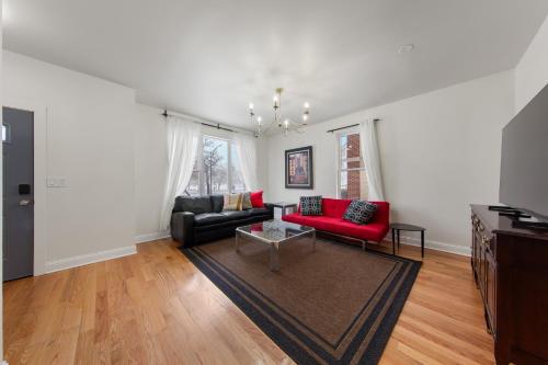 Χώρος καθιστικού στο Perfect Location Across from Park & Train Station