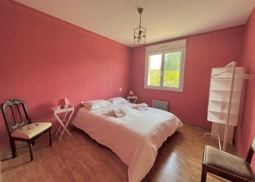 une chambre avec un lit, une chaise et une fenêtre dans l'établissement Maison agréable et lumineuse, jardin vue nature, Nant Aveyron, à Nant