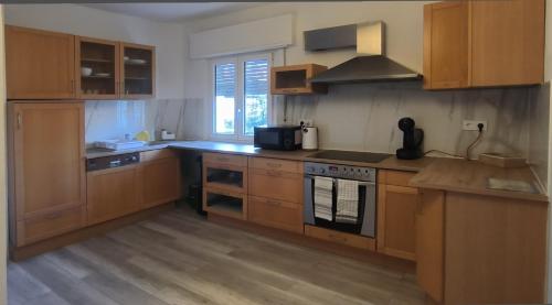 Η κουζίνα ή μικρή κουζίνα στο Schöne und optimal gelegene Wohnung