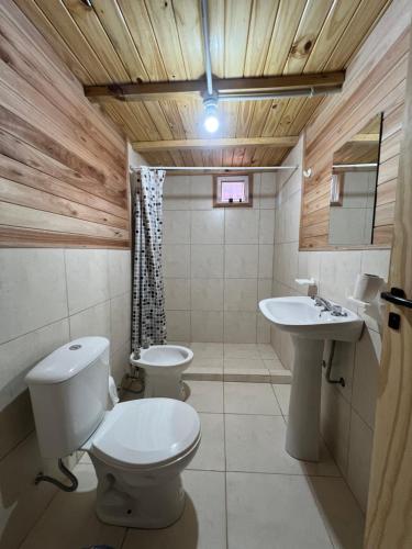 a bathroom with a toilet and a sink at Mar de Sueños - Complejo Turístico y Parque Acuático in Paraná