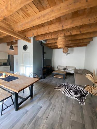 - un salon avec une table en bois et un zèbre au sol dans l'établissement Grange familiale 2 à 4 chambres, à Tarascon