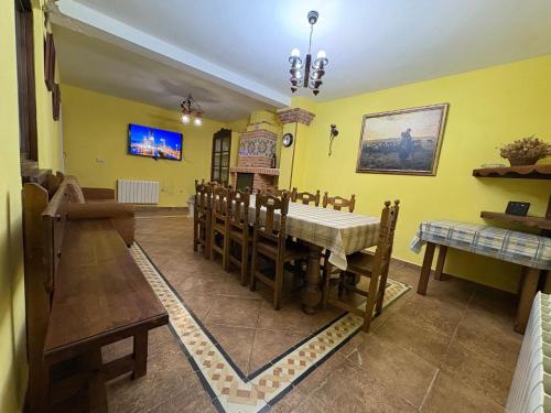 a church with a dining room with a table and chairs at Casa Rural Calderon de Medina I y II in Siete Iglesias de Trabancos