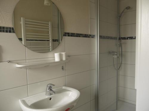 uma casa de banho com um lavatório e um espelho em Haus Reitz em Ernst
