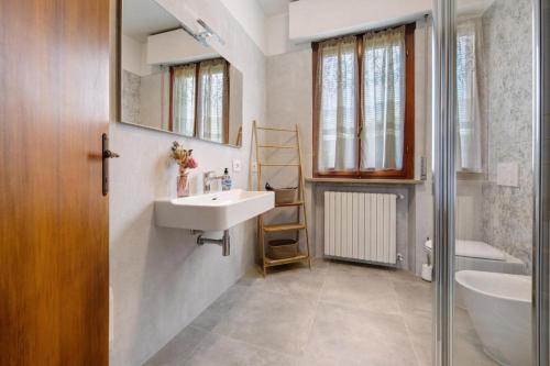 un baño con lavabo e inodoro en Achilla 2 appartamenti, en Torri del Benaco