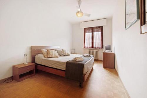 Un dormitorio con una cama y un televisor. en Achilla 2 appartamenti, en Torri del Benaco