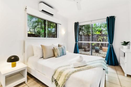 Postel nebo postele na pokoji v ubytování Green Cottage Trinity Beach I Pet friendly I BBQ