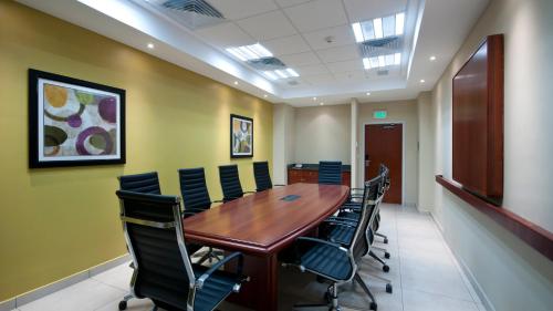 a conference room with a wooden table and chairs at Holiday Inn Express Veracruz Boca del Rio by IHG in Veracruz