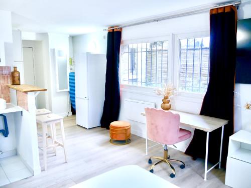 a room with a desk and a window at L'aurore de Clamart in Clamart