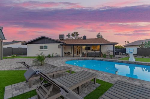 een achtertuin met een zwembad en een huis bij El Parque Tempe in Tempe