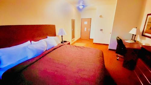 Ein Bett oder Betten in einem Zimmer der Unterkunft Park View Inn & Suites, Hoisington