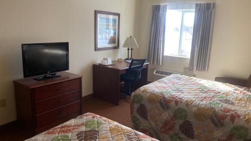 Ein Bett oder Betten in einem Zimmer der Unterkunft Park View Inn & Suites, Hoisington