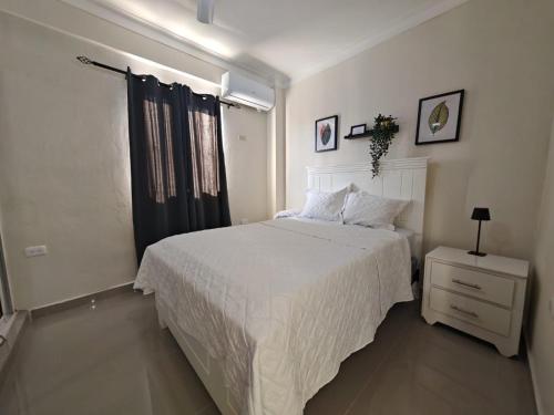 Кровать или кровати в номере Luxury 2 Bedroom Apartment with mountain views, near the Beach in Paraiso, Barahona