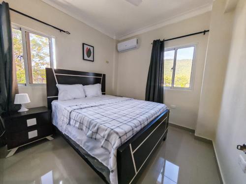 Кровать или кровати в номере Luxury 2 Bedroom Apartment with mountain views, near the Beach in Paraiso, Barahona