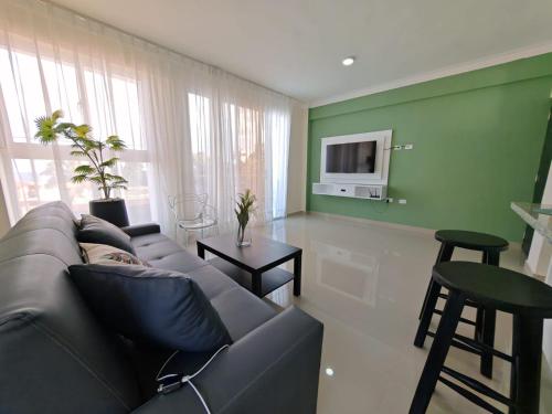 Телевизор и/или развлекательный центр в Luxury 2 Bedroom Apartment with mountain views, near the Beach in Paraiso, Barahona