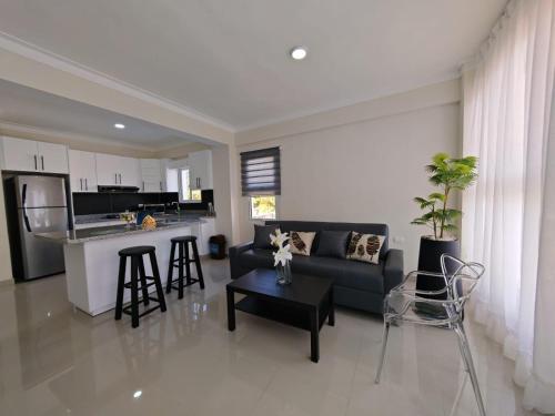 Кухня или мини-кухня в Luxury 2 Bedroom Apartment with mountain views, near the Beach in Paraiso, Barahona
