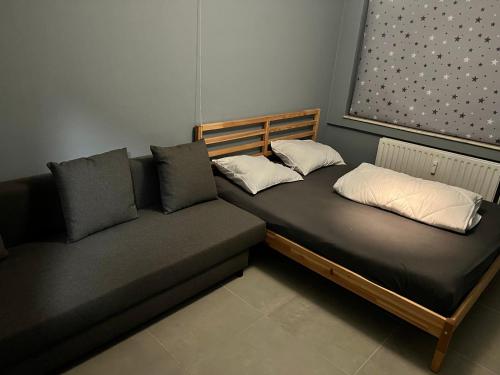 德帕内Appartement la panne Vue laterale sur mer的房间里有两张并排的床