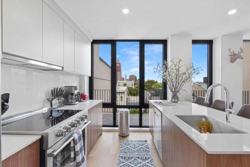 Η κουζίνα ή μικρή κουζίνα στο 149BK-6A New PH 2BR-2Bath With a Private Terrace