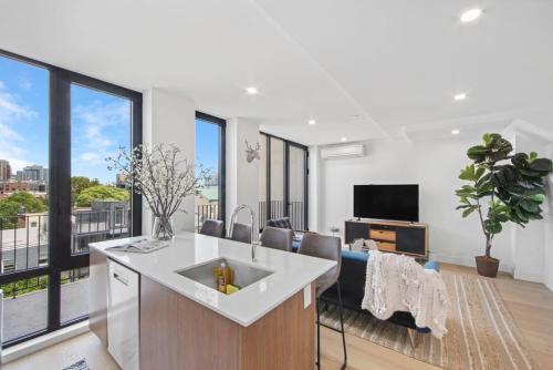 Μια τηλεόραση ή/και κέντρο ψυχαγωγίας στο 149BK-6A New PH 2BR-2Bath With a Private Terrace